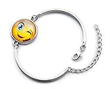 Warnung: Der Charme der Emoji-Smiles ist hochgradig ansteckend und zaubert ein Lächeln auf jedes Gesicht. Das EmojiHeart-Schmuck-Armband ist ein echter Hingucker. Die besondere Form des Glases verleiht dem Emoji Armband einen unerwarteten 3D Effekt. Sei gewarnt, du wirst auf das Armband oft angesprochen werden