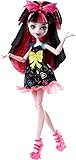 monster high draculaura puppe Das bunte Muster mit Fledermäusen und Herzen und der pinkfarbene Tüllsaum erwecken den Killerstyle von Draculas Tochter zum Leben.