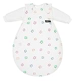 LANGE NUTZUNGSDAUER: Besteht aus 3 Teilen: 1 Außensack + 2 Innensäckchen. Der Außensack wächst dank der größenverstellbaren Knöpfe am Halsausschnitt mit. Die beiden Innensäcke werden in 2 verschiedenen Größen geliefert. So kann das Baby Mäxchen über mehrere Monate, ob als Sommerschlafsack oder auch als Winterschlafsack, getragen werden.