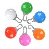 APLICACIÓN AMPLIA: Enganche el ligero y duradero Safe Light en el collar de su mascota, o utilícelo como mosquetón, llavero, ubique las líneas de la carpa y el equipo de campamento.