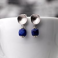Lapislazuli Ohrringe / Ohrstecker silber: Matt versilberte moderne Kelch-Ohrstecker mit facettierten Lapislazuli-Würfeln