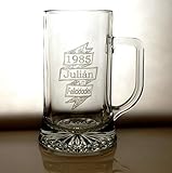 Jarra de cerveza grabada y personalizada con el texto que usted desee, con nombre, fecha, logotipo, escudo heráldico, dedicatoria, diseño predeterminado, etc. Jarra de cristal de 520 Ml con estuche de presentación. El grabado es un tallado literal en el cristal, imposible de quitar o borrar. Regalo para cumpleaños, jubilación, día del padre, día de la madre, regalo de empresa, regalo amigo invisible, reuniones de amigos, regalo de navidad o para cualquier otro tipo de celebración.