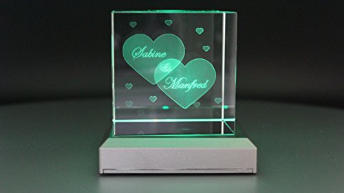 VIP-LASER Glaswürfel XL mit zwei großen Herzen und kleineren Herzen graviert. Wir gravieren auch noch Deine Wunschnamen kostenlos ein – das ideale Partner Geschenk zum Valentinstag - 3