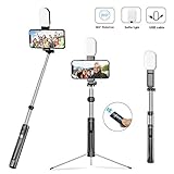 【Einstellbar Helligkeitsstufen】Diese Handy Halterung Selfie ist mit einer Selfie Licht ausgestattet. Es gibt 3 Arten Modi, nämlich weißes Licht, natürliches Licht und warmes Licht. Und zwei Arten von Helligkeit zur Auswahl. Sie können es nach Bedarf anpassen. Dies ist praktisch, wenn Sie zusätzliches Licht benötigen, um Fotos, Videos aufzunehmen, Bücher zu lesen und live zu übertragen. Doppelklick - einschalten, Einfachklick - Helligkeit ändern, lange drücken - Blitzmodus.