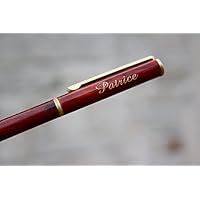 Stylo personnalisé en bois et sa pochette en velours. Personnalisez-le avec le prénom ou le texte de votre choix. Le prix inclue la personnalisation (gravure).