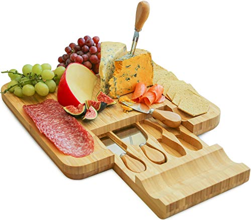 Harcas, set di tagliere e coltello per formaggio in bambù Ideale per servire formaggio, cracker, salami e cibo. Dimensioni: 33 x 33 x 3,5 cm.