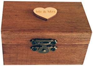 Wedding ring box with Mr&amp;Mrs,inside burlap roll to fasten the rings. Ideal for rustic weddings. A perfect detail that can not be missed on your wedding day.