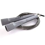 ENTRENAMIENTO EFICIENTE. La cuerda de saltar tiene un giro rápido debido a los mangos en posición de 90 grados. El diseño único del asa (salidas de cable perpendiculares a las asas) junto con el cable de acero cubierto por un plástico duradero permiten realizar rotaciones suaves y rápidas.