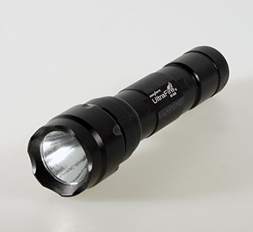 UV UF-502B LED Schwarzlicht – Geocaching – Nightcaching – Nachtcache – Uv Licht strong für Geldscheinprüfung, UV Stempelfarbe, UV Leuchtfarbe, Schwarzlichtfarbe, Einlasskontrolle Diskotheken und Events, Hygienekontrolle (Urin), Führerscheine, Dokumente mit UV Markierungen, Geheimschrift – Ultrafire UV Taschenlampe. Inkl. Gesicherter Li-Ion Akku 18650 3,7V 2600mAh - 5