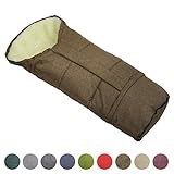 Der Fußsack ist innen aus kuscheliger Wolle und außen aus wasser- und schmutzabweisenden, hochwertigen Polyester hergestellt.