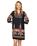 Vestido de verano con cuello redondo abierto con cordones para anudar. Es un caftán estampado que combina flores y bordados étnicos y que favorece por su diseño distinguido, alegre, original y veraniego. Cómodo y actual