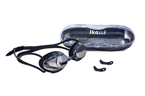 IKAMI »Mana« schwarze Deluxe-Schwimmbrille | Verspiegelt | Überragend in Sicht- und Tragekomfort | 100% Antibeschlag + UV-Schutz | Damen, Herren & Kinder | Perfekt für Triathlon & Wettkampf