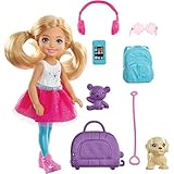 Las niñas viajarán por todo el mundo con la imaginación gracias a Chelsea y su conjunto de juego de viaje inspirado en la nueva serie de Barbie. ¡La muñeca viene con un perrito de compañero de viaje, un portamascotas y varios coloridos accesorios de viaje!