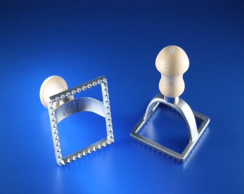 RAVIOLIAUSSTECHER ALUMINIUM + BUCHE QUADRATISCH 7 x 7 cm