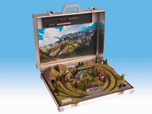 Preisvergleich Produktbild Noch Modellbahnkoffer ” Serfaus”, mit Märklin Gleisen