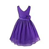 V-Ausschnitt, an der Taille mit der Blumen-Brosche, die Schärpe werden zu einer Schleife am Rücken gebunden.