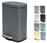 treteimer bad schwarz Egal ob im Bad als Kosmetikeimer oder in der Küche für kleinere Abfälle - dieser Abfalleimer fügt sich dank seinem schlichten und zugleich edlen Edelstahl Design ideal in jeden Raum ein. Er verfügt über ein Fassungsvermögen von ca. 5 Litern. Der Kunststoffeinsatz mit praktischem Tragegriff sorgt für leichtes Leeren und Reinigen des Eimers. Das Fußpedal ermöglicht ein müheloses Öffnen des Mülleimers ohne sich bücken zu müssen. Die Absenkautomatik verhindert lautes zuknallen.