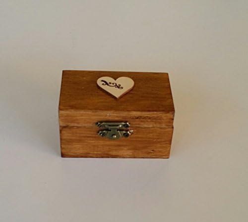 Wooden box for wedding rings, painted and decorated with burlap, lace and heart wood, special rustic weddings .Medidas 8,5x5x4,5 cm.