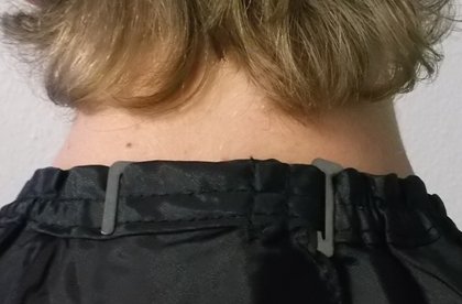 Friseurumhang FP SALON m. Hakenverschluss, stufenlos einstellbar – Farbe nach Wahl (schwarz) - 6