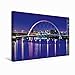 Produktbild Premium Textil-Leinwand 45 cm x 30 cm quer Die beleuchtete Finnieston Brücke am Fluss Clyde bei Nacht | Wandbild, Bild auf Keilrahmen, Fertigbild auf echter Leinwand, Leinwanddruck