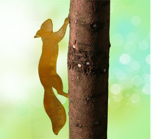 laufendes Edelrost Eichhörnchen mit Baumspieß - 2