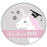 ✔ GESCHENKIDEEN ZUR EINSCHULUNG: Dieser süße Button zum Schulanfang wird jedem ein Lächeln ins Gesicht zaubern. Das perfekte Geschenk, Mitbringsel, Mitgebsel für Schulanfänger zur Einschulung und Schuleinführung. Eine aufmerksame Kleinigkeit als Deko für die Zuckertüte oder zum Anstecken an den Ranzen. Damit lässt sich die perfekte Einhorn Schultüte basteln.