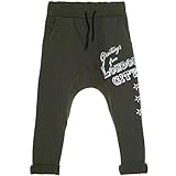 Unsere Stoff Hose ist in dem Baggy Styl kreiert, hat zwei Seiten Taschen und einen dehnbaren Bund. Die Stoffhose hat einen Front Motivdruck am Bein. Kombiniert wird diese stilvolle und zugleich lässige Hose in der Regel mit einem Longshirt. Gerade im Alltag passt aber auch sehr gut ein T-Shirt dazu.