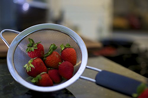 Erstklassiger engmaschiger Seiher aus Edelstahl von LiveFresh – 14 CM – Seihen & sieben Sie Quinoa, Reis, Mehl, Nudeln und vieles mehr mit dem stärksten und zuverlässigsten großen Sieb - 4