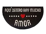 Los felpudos FISURA son el regalo original para amigos y familiares según nuestros clientes. Decora alegremente tu rellano y se la envidia de tus vecinos con estos felpudos de diseño moderno y original y haz que cada vez que te limpies los pies sea una experiencia divertida.