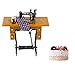 Produktbild MagiDeal 1:12 Vintage Miniatur Puppenhaus Nähmaschine Mit Stoff Schere + Nähzubehör Korb Mit Gemischtem Zubehör, Puppenhaus Dekoration