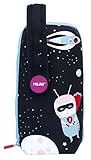Contenido: 1 goma de borrar, 1 sacapuntas AFILA, 1 lápiz de grafito HB, 3 bolígrafos capsule uno (azul, negro y rojo), 1 regla de 15 cm, 12 lápices de colores triangulares, 12 rotuladores de punta cónica.Poliéster