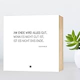 Am Ende wird alles gut, wenn nicht... - Zitat von Oscar Wilde - einzigartiges Holzbild 15x15x2cm zum Hinstellen und Aufhängen, echter Fotodruck mit Spruch auf Holz - schwarz-weißes Wand-Bild Aufsteller Holz-Schild Wandschild Holzdeko zur Dekoration im Büro und Daheim oder als Geschenk Mitbringsel Geschenkidee zum Umzug Einzug Geburtstag Hochzeit für Freundin Mutter Schwester Familie ... Poster Kunst-Druck Home Deko - Lebensweisheit Regeln für Zufriedenheit & Glück