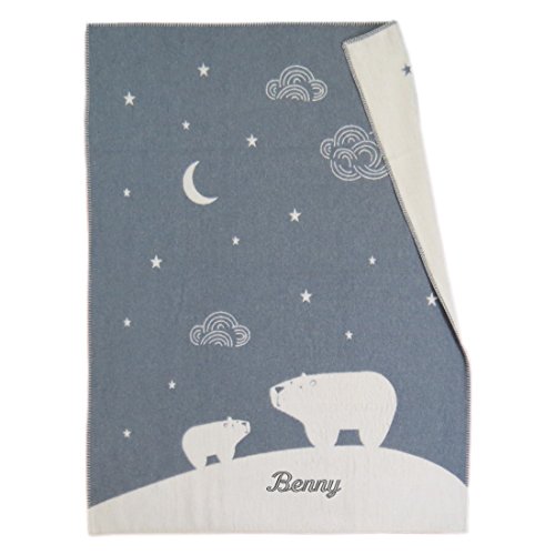 Fussenegger Kinderdecke mit Ihrem Wunsch Namen in der abgebildeten Stickschrift bestickt FINN Eisbären 100 cm x 130 cm grau Velours Relief Namensdecke