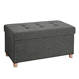 EMPIEZA UNA MODA CON EL NUEVO OTOMANO: ¿Una solución para guardar las sábanas plegadas? ¿Un lugar para apoyar tus pies? Son solo una parte del trabajo de esta banqueta. Su estilo de Chesterfield es elegante y los pies de madera evitan el contacto directo con el suelo para un almacenamiento más seguro y limpio