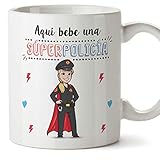 Las tazas cerámicas de alta calidad como esta, son el mejor regalo original para mujeres policías u opositoras a policía. El dibujo de la taza está hecho con una tinta sublime que la hace resistente para microondas y lavavajillas. Color blanco, 11 oz / 350 ml. Estas tazas regalo serán un recuerdo duradero ya sea de compañeros de clase, de trabajo, hijos, amigos, padres... Qué mejor que desayunar juntos con esta Taza de Mujer Policía y decirle: "Eres la mejor Policía del Mundo"
