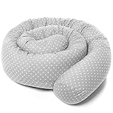 VERSÁTIL: el rollo sirve como nido en la cuna del bebé, chichonera o protector contra caídas, evita las corrientes de aire en la cama y hasta mamá lo usa como cojín lateral de apoyo para dormir.