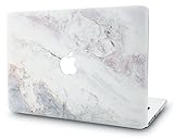 Diseño ahuecado que hace brillar el logo de Apple a través de la carcasa. Su diseño permite que pueda abrir/cerrar su MacBook complemente sin interrumpir su acceso a ningún puerto.