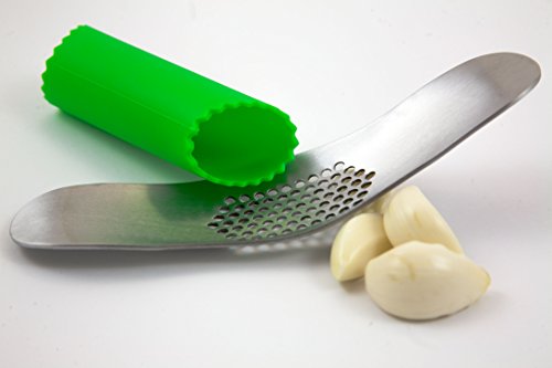 Set aus Edelstahl Knoblauchpresse - Garlic Rocker aus 100% Edelstahl + Knoblauchschäler aus lebensmittelechtem Silikon. Rostfrei und geschmacksneutral. Garlic Rocker ist geruchsneutralisierend und als Stahlseife verwendbar. Leicht zu reinigen und spülmaschinengeeignet.