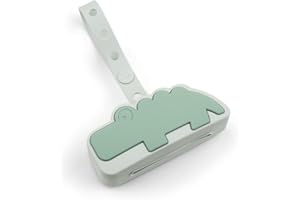 Done by Deer Schnullertäschchen aus Silikon Croco Grün - Schnullerbox für unterwegs kann 2-3 Schnuller halten - Schnullerhalter für einfaches Befestigen an Kinderwagen oder Wickeltasche