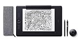 Wacom Intuos Pro Paper Edition es una tableta gráfica que permite dibujar con tinta sobre el papel mientras ella toma nota de cada trazo para luego poder editar y guardar los documentos en el pc