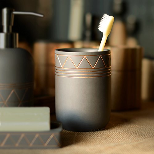 Satu Brown 3-teilig Deluxe Badezimmer Zubehör Set – Beinhaltet: Seifenspender / Lotionspender, Seifenschale, Zahnputzbecher, Erstklassige Zement Badezimmer Zubehör-Set (Braun & Golden) - 5