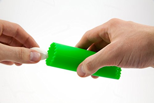 Set aus Edelstahl Knoblauchpresse – Garlic Rocker aus 100% Edelstahl + Knoblauchschäler aus lebensmittelechtem Silikon. Rostfrei und geschmacksneutral. Garlic Rocker ist geruchsneutralisierend und als Stahlseife verwendbar. Leicht zu reinigen und spülmaschinengeeignet. - 4