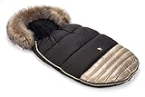 El saco de dormir tiene una protección adicional contra el deslizamiento del carro. La parte superior está acabada con un pelaje antialérgico y ecológico desmontable, suave y de alta calidad. La ejecución manual asegura la máxima calidad del producto.