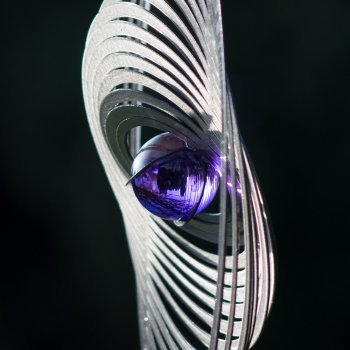 Edelstahl Windspiel – Strudel 200 – Abmessung: 20 x 20 cm – inkl. Aufhängung und Glaskugel - 4