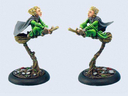Preisvergleich Produktbild Discworld Miniature Magrat on broom