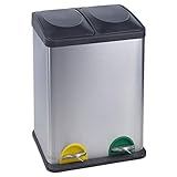 Cubos de basura con asas para cada compartimento.