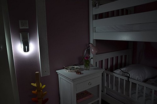 Brennenstuhl LED-Nachtlicht / sanftes Orientierungslicht mit Infrarot-Bewegungsmelder und Dämmungssensor für die Steckdose (mit Schalter) Farbe: weiß - 2