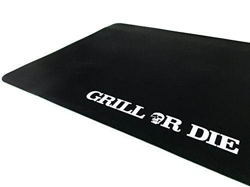 GRILL OR DIE® Grillunterlage für Gasgrill ★ schwarz matt mit Aufdruck in Premium-Qualität ★ Bodenschutzmatte für Terrasse und Balkon – LIMITED EDITION (Rechteck 130x90cm, Schwarz) - 3