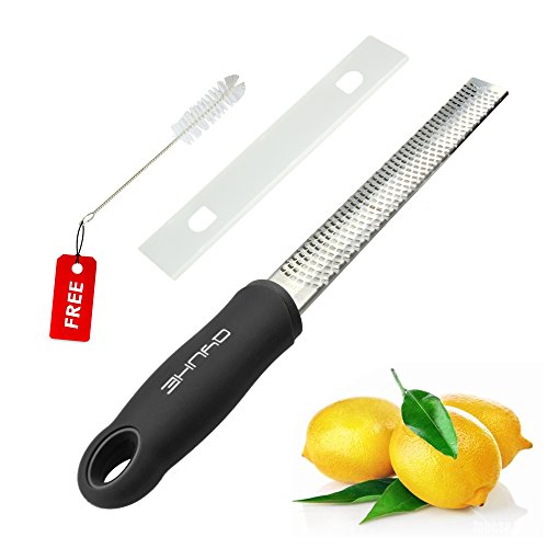 Qyuhe® Edelstahl Zestenreißer Reibe，Scharfe Klinge aus rostfreiem Stahl mit Sicherheitsabdeckung und Reinigungsbürste, schwarz