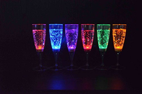 6 Stück LED Sektglas im Set leuchtende Sektgläser LED beleuchtetes Party Trinkglas Geburtstag Silvester Hochzeit Einweihung Kunststoffglas Partyglas 150 ml von der Marke PRECORN